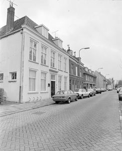 884606 Gezicht op de voorgevels van de panden Oosterkade 13 (wijkgebouw van de Gemeentelijke Geneeskundige ...